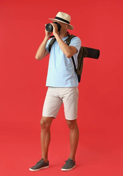 Mężczyzna Turysta Biorąc Zdjęcia Tle Koloru — Zdjęcie stockowe