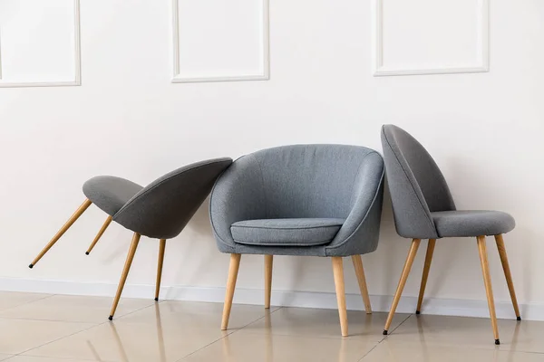 Moderne Stoelen Bij Lichte Muur — Stockfoto