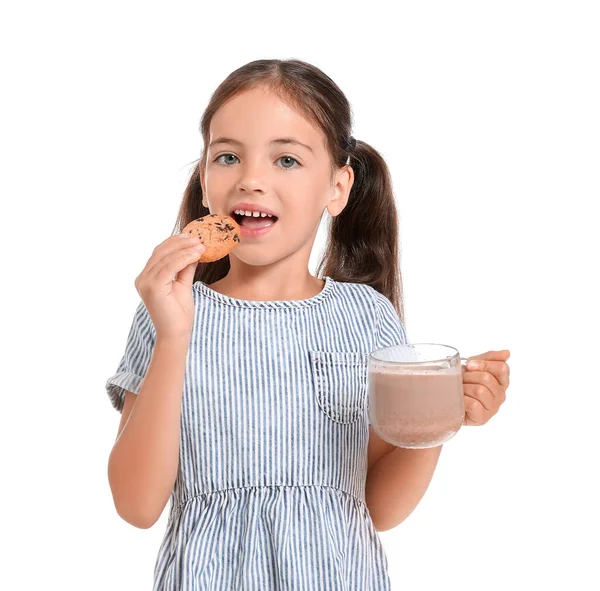 Kislány Egy Pohár Csokoládé Tej Süti Fehér Háttér — Stock Fotó