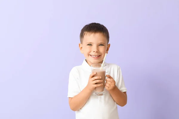 Menino Com Leite Chocolate Saboroso Fundo Cor — Fotografia de Stock