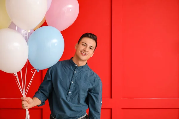 Giovane Uomo Con Palloncini Sfondo Colore — Foto Stock