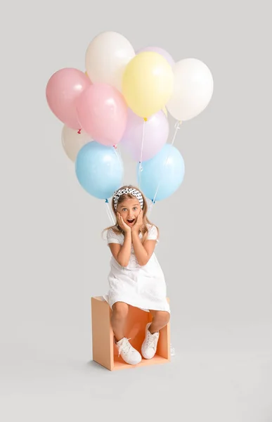 Petite Fille Surprise Avec Des Ballons Sur Fond Gris — Photo