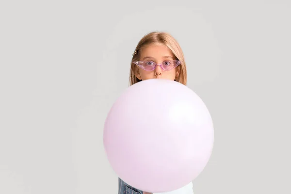 Gri Arka Planda Balonu Olan Küçük Bir Kız — Stok fotoğraf