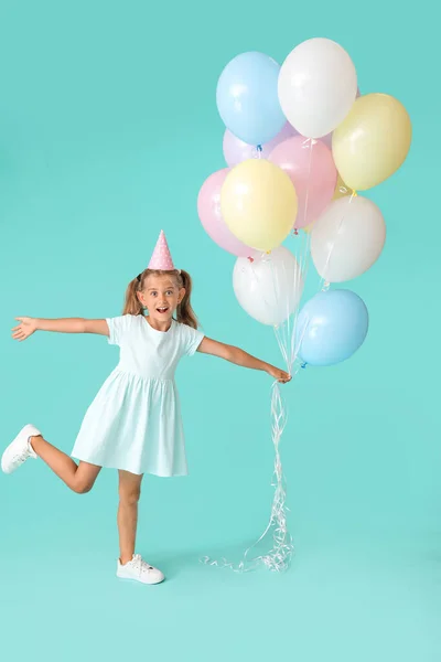 Kleines Mädchen Mit Luftballons Und Geburtstagshut Auf Farbigem Hintergrund — Stockfoto