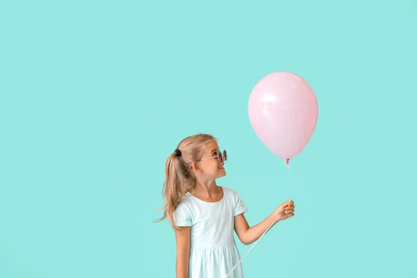 Kleines Mädchen Mit Luftballon Auf Farbigem Hintergrund — Stockfoto