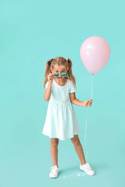 Klein Meisje Met Ballon Kleur Achtergrond — Stockfoto