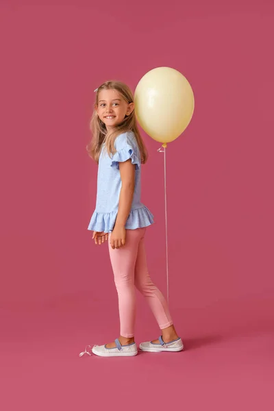 Niña Con Globo Sobre Fondo Color — Foto de Stock