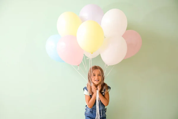 Niña Con Globos Sobre Fondo Color — Foto de Stock