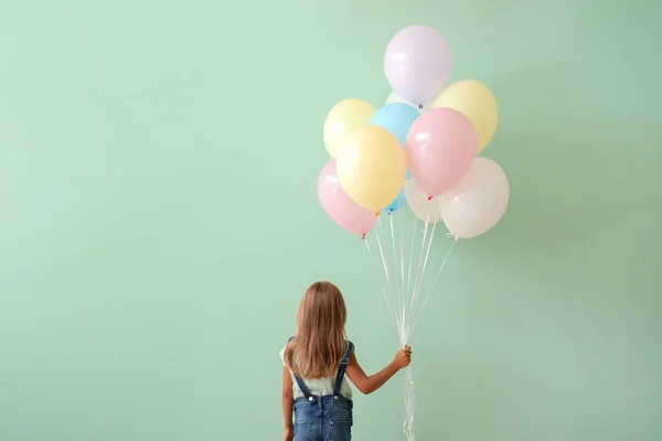 Niña Con Globos Sobre Fondo Color — Foto de Stock