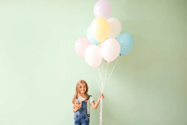 Niña Con Globos Pastel Cumpleaños Fondo Color — Foto de Stock