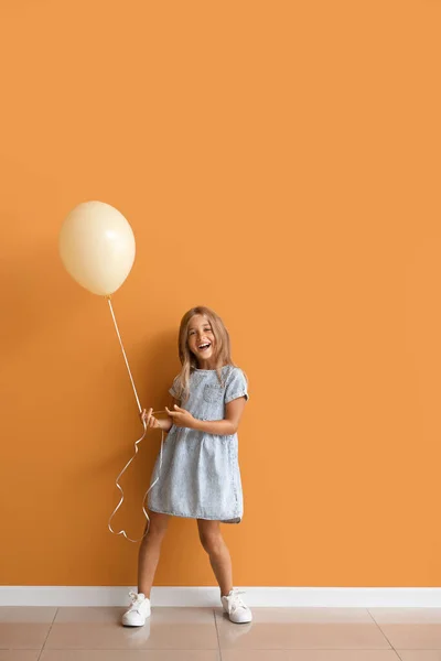 Mała Dziewczynka Balonem Pobliżu Ściany Kolor — Zdjęcie stockowe