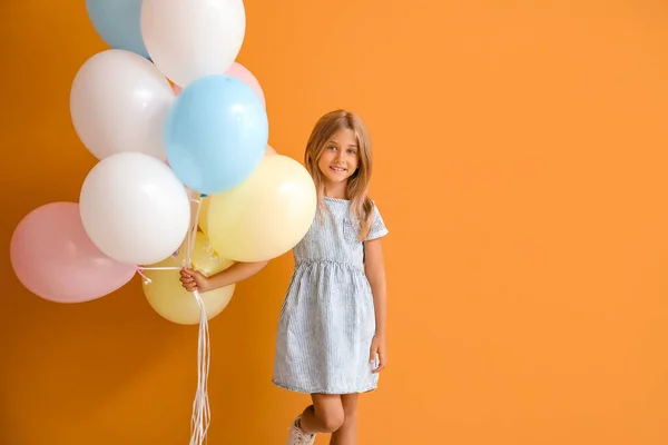 Klein Meisje Met Ballonnen Kleur Achtergrond — Stockfoto