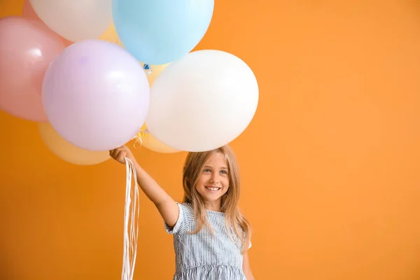Kleines Mädchen Mit Luftballons Auf Farbigem Hintergrund — Stockfoto