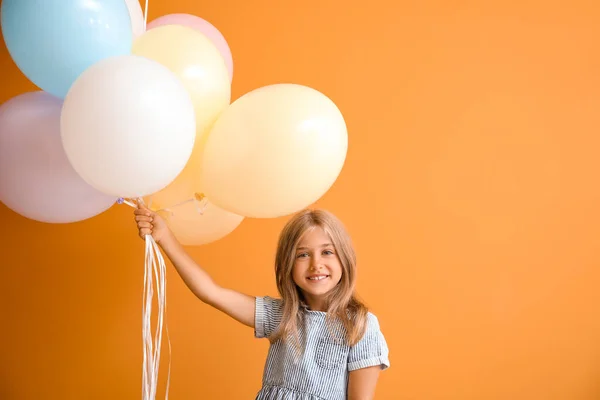 Renkli Balonları Olan Küçük Bir Kız — Stok fotoğraf