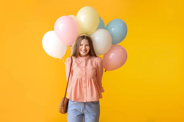 Mujer Joven Con Globos Sobre Fondo Color — Foto de Stock