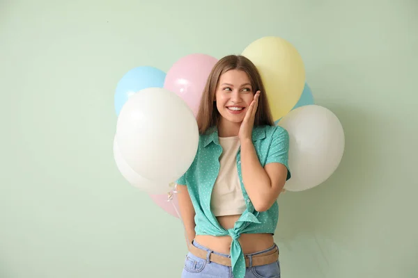 Jovem Com Balões Sobre Fundo Cor — Fotografia de Stock