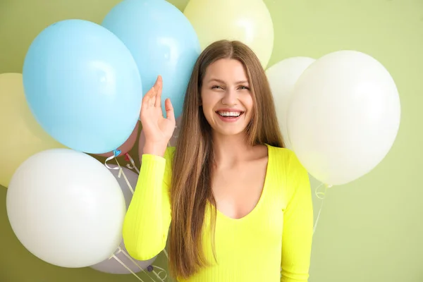 Mujer Joven Con Globos Sobre Fondo Color — Foto de Stock