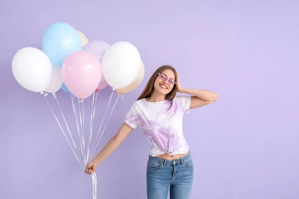 Mujer Joven Con Globos Sobre Fondo Color — Foto de Stock