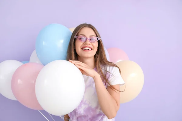 Mujer Joven Con Globos Sobre Fondo Color — Foto de Stock