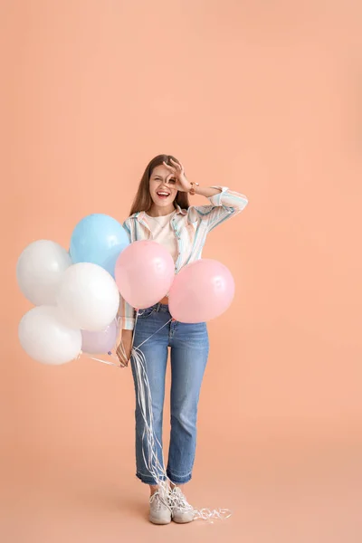 Mujer Joven Con Globos Mostrando Sobre Fondo Color — Foto de Stock