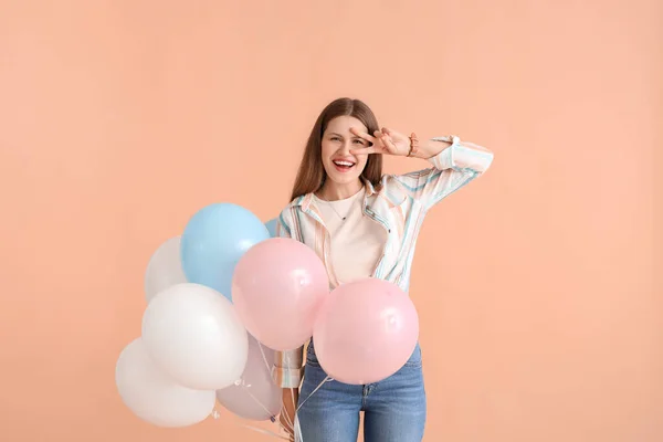 Mujer Joven Con Globos Mostrando Gesto Victoria Sobre Fondo Color — Foto de Stock