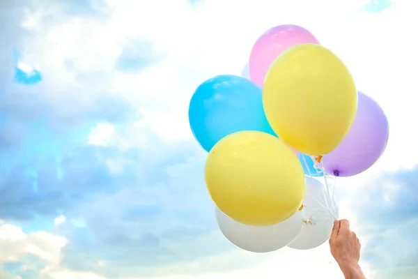 Vrouw Met Mooie Ballonnen Buiten — Stockfoto