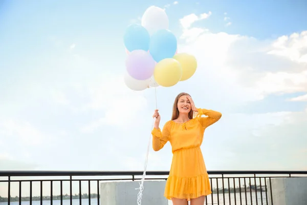 Junge Frau Mit Luftballons Der Nähe Des Flusses — Stockfoto