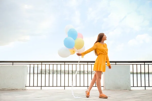 Młoda Kobieta Balonami Świeżym Powietrzu Pobliżu Rzeki — Zdjęcie stockowe