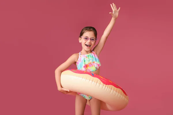 Liten Flicka Med Simning Ring Färg Bakgrund — Stockfoto