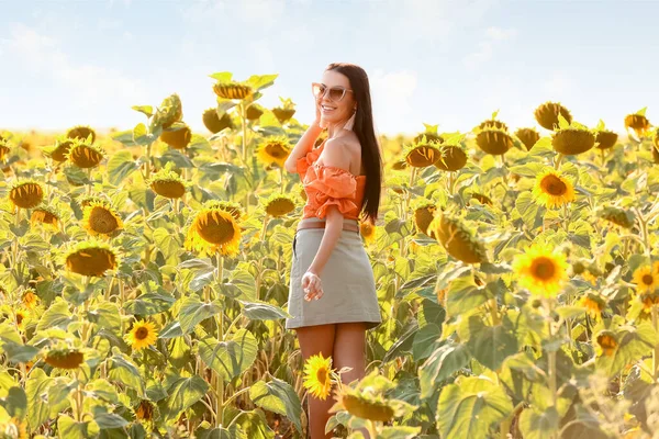 Beautiful Young Woman Sunflower Field — Stock Photo, Image