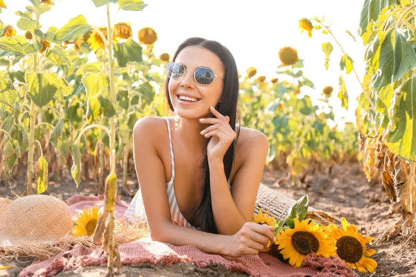 Beautiful Young Woman Sunflower Field — Stock Photo, Image