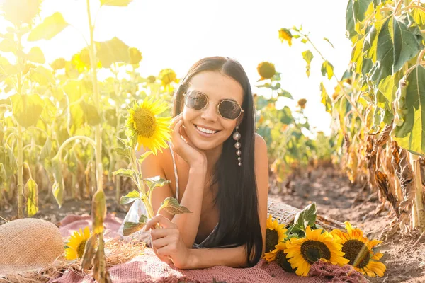 Beautiful Young Woman Sunflower Field — Stock Photo, Image