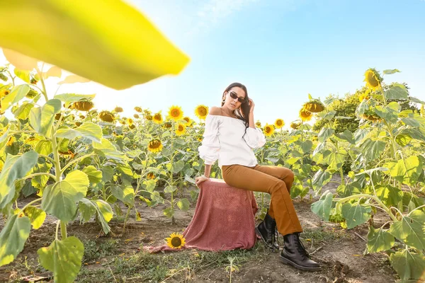 Ayçiçeği Tarlasında Güzel Genç Bir Kadın — Stok fotoğraf