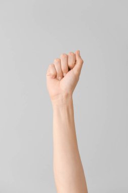 Gri arka planda A harfi görünüyor. İşaret dili alfabesi