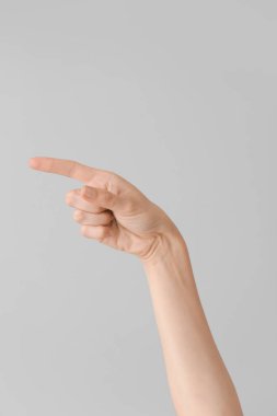 Gri arka planda G harfi görünüyor. İşaret dili alfabesi