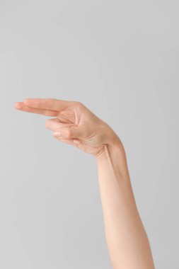 Gri arka planda H harfi görünüyor. İşaret dili alfabesi