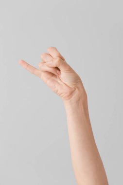 J harfi gri arka planda görünüyor. İşaret dili alfabesi