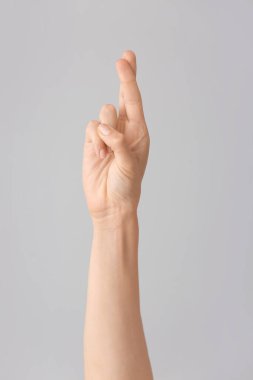 Gri arka planda R harfi görünüyor. İşaret dili alfabesi