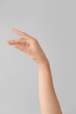 Gri arka planda P harfi görünüyor. İşaret dili alfabesi