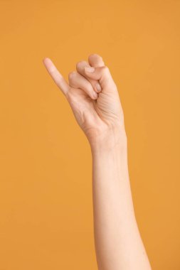 J harfini renkli arkaplanda gösteriyor. İşaret dili alfabesi