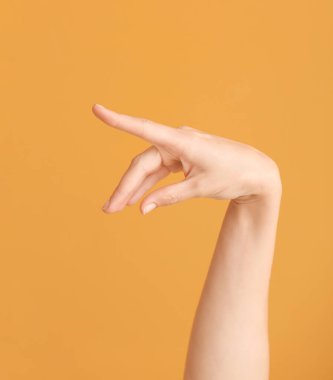 Renk arkaplanında P harfi gösteriliyor. İşaret dili alfabesi