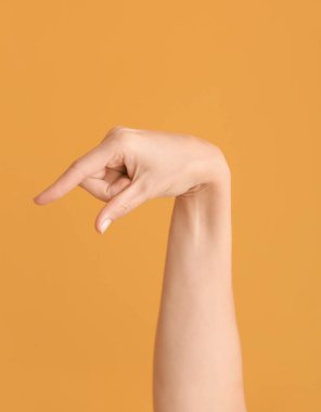 Q harfini renkli arkaplanda gösteriyor. İşaret dili alfabesi