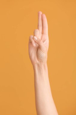 Renk arkaplanında U harfini gösteriyor. İşaret dili alfabesi