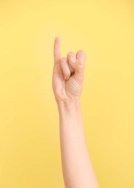 El yazısı I harfini renkli arkaplanda gösteriyor. İşaret dili alfabesi