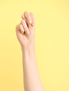 Renk arkaplanında N harfi görünüyor. İşaret dili alfabesi