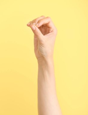 Renk arkaplanında 0 harfi gösteriliyor. İşaret dili alfabesi