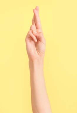 Renginin arka planında R harfi görünüyor. İşaret dili alfabesi