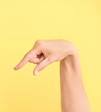 Q harfini renkli arkaplanda gösteriyor. İşaret dili alfabesi