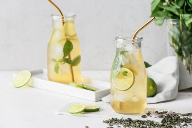 Masada lezzetli soğuk buzlu çay şişeleri