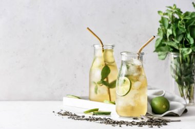 Masada lezzetli soğuk buzlu çay şişeleri